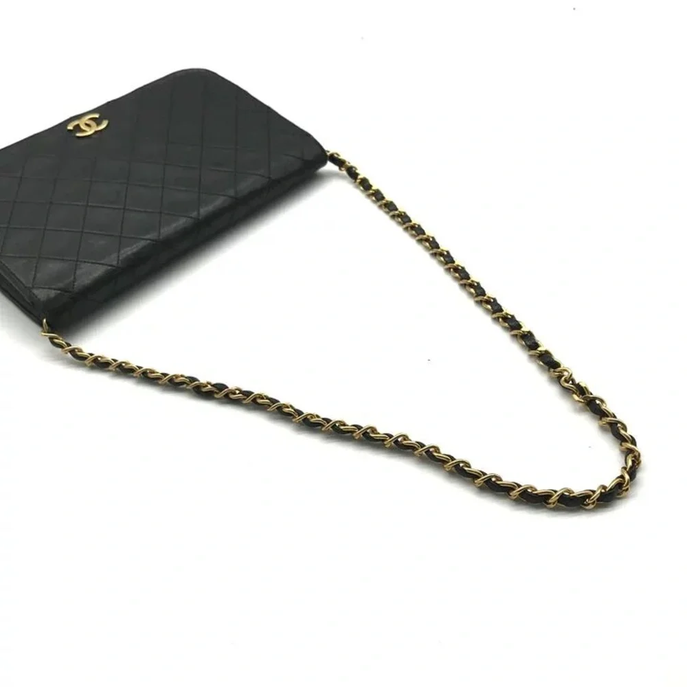 Authentic CHANEL black single flap lambskin classic bag 24k gold hardware - Picture 4 of 10